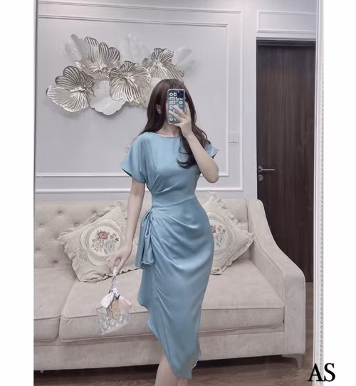 Để váy không bị nhăn kém sang, chị em nên treo đồ trên giá thay vì gấp, bảo quản trong tủ. Ngoài ra, lụa có nhiều phiên bản khác nhau như lụa phi bóng, lụa satin, lụa tơ tằm. Những vải lụa dệt từ chất liệu tự nhiên sẽ dễ bị nhăn. Lựa chọn vải lụa có sự kết hợp của các sợi tổng hợp như lụa phi bóng, lụa satin sẽ giảm được tình trạng nhăn nhúm.