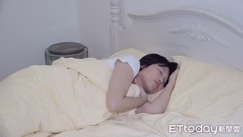 Giấc ngủ điều chỉnh đồng hồ sinh học cơ thể, giúp não bộ nghỉ ngơi, loại trừ căng thẳng và mệt mỏi, tăng cường khả năng tập trung,... Ngủ không đủ giấc, chất lượng giấc ngủ không cao khiến cơ thể uể oải, khó tập trung vào ngày hôm sau. Tình trạng diễn ra thời gian dài dễ dẫn đến suy giảm trí nhớ lẫn sức khỏe tổng thể. (Nguồn ảnh: ET, minh họa)