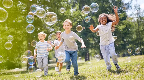 Khuyến khích trẻ hoạt động ngoài trời. Như phân tích ở trên, ánh sáng tự nhiên có thể giúp ngăn ngừa cận thị, cải thiện khả năng nhìn xa của trẻ. Bạn có thể tận dụng các bài tập như đá bóng, đạp xe, đánh cầu,... để trẻ hứng thú, vận động lâu hơn.