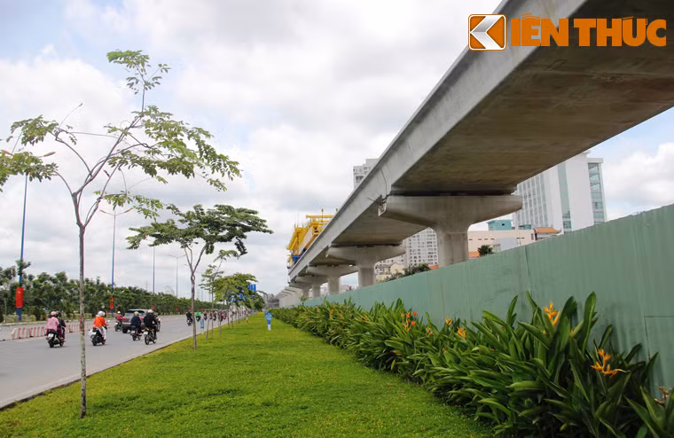 Những ngày này người qua lại trên tuyến cửa ngõ xa lộ Hà Nội từ các tỉnh ra vào TP HCM có cảm giác háo hức khi nhìn thấy diện mạo tuyến Metro Bến Thành-Suối Tiên, một công trình đặc biệt quan trọng của thành phố sau ngày đất nước Thống nhất đang dần hình thành...