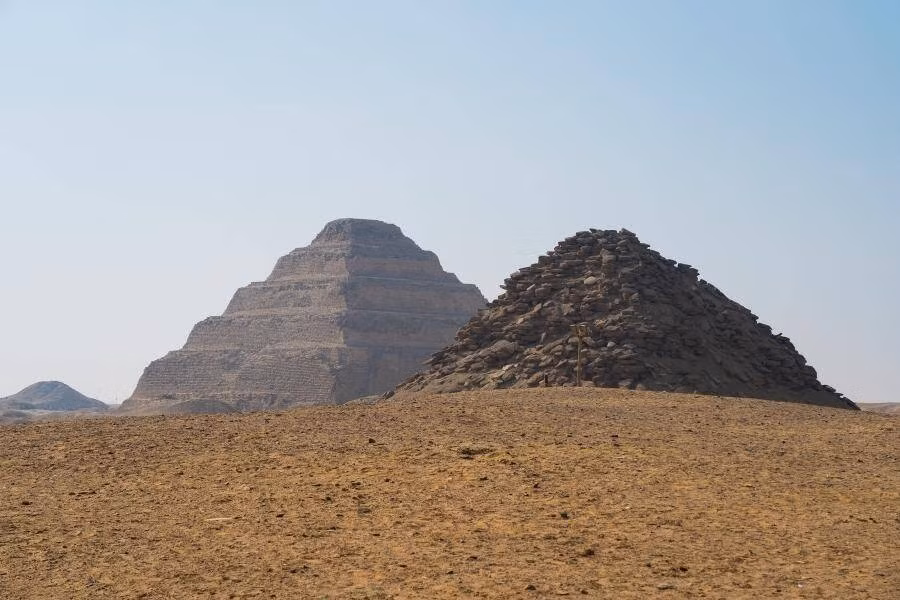 Trong nhiều thập kỷ qua, các chuyên gia đã khai quật được nhiều hiện vật vô giá tại Saqqara như các quan tài nguyên vẹn chứa xác ướp hàng ngàn năm tuổi, nhiều tượng, vàng bạc, châu báu...
