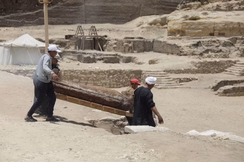 Pho mát được coi là một trong những sản phẩm từ sữa cổ xưa nhất. Nhiều nhà nghiên cứu tin rằng, pho mát có thể xuất hiện khoảng 8.000 trước Công nguyên khi con người thuần hóa được loài cừu.