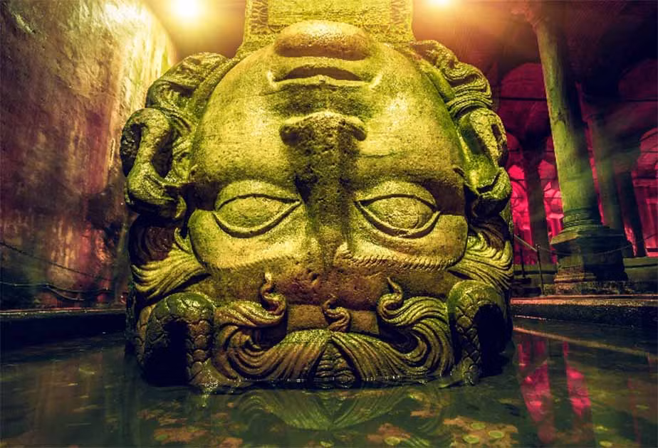 Đặc biệt, 2 cột đá ở Basilica Cistern nằm ở phía Tây Bắc có tượng đầu nữ quỷ tóc rắn Medusa lộn ngược. Khi nhìn thấy cảnh tượng này, nhiều người không khỏi giật mình, sợ hãi.