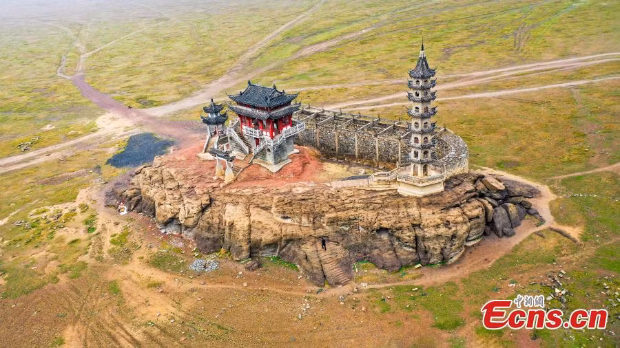 Hồ nước nổi tiếng này còn là khu bảo tồn thiên nhiên quốc gia và là nơi sinh sống của hơn 300 loài chim di cư, bao gồm cả loài sếu Siberia ở mức độ bảo tồn cực kỳ nguy cấp.