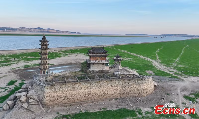 Theo các chuyên gia, Lạc Tinh Đôn là một hòn đảo đá nhỏ, cao 21,8m, rộng 1.800 m2, được bao quanh bởi nước hồ.