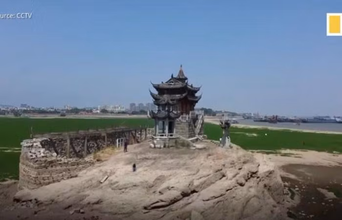 Đây là lần đầu tiên sau 71 năm, Lạc Tinh Đôn không bị nước hồ nhấn chìm.