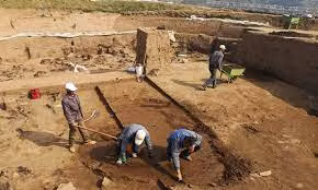 Việc phát hiện vương miện vàng trong một ngôi mộ ở tỉnh Giang Tô, Trung Quốc giúp các chuyên gia giải mã được một bí mật lớn liên quan đến vua Càn Long. Sự việc này bắt đầu vào năm 1970. Khi ấy, một người dân đào được một viên gạch màu xanh ngọc.