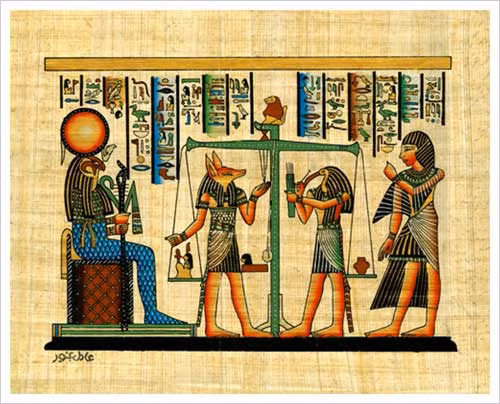 Anubis sẽ cân trái tim người chết bằng chiếc cân bằng vàng. Một đầu cân là trái tim của người chết và đầu còn lại là thăng bằng với chiếc lông đà điểu - biểu tượng của thần Matt. Nếu cán cân thăng bằng cho thấy trái tim có trọng lượng ngang bằng chiếc lông đà điểu thì người chết sẽ được các vị thần phán quyết có cuộc sống ở vùng đất vĩnh hằng cùng các vị thần.