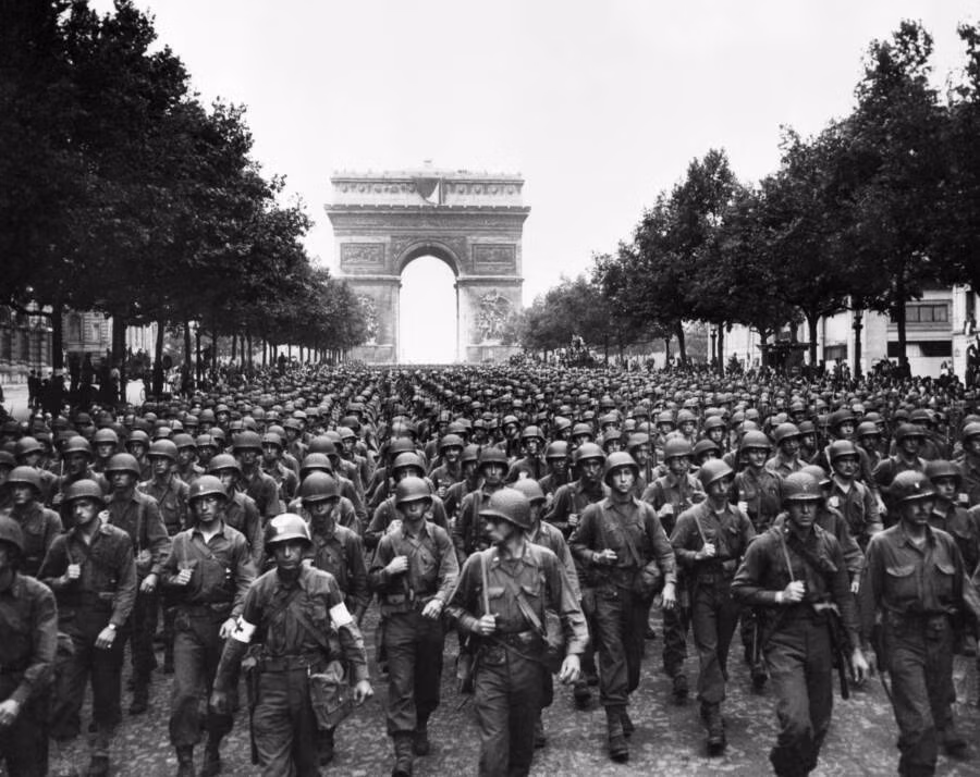 Diễn ra từ ngày 1/9/1939, Thế chiến 2 là cuộc xung đột đẫm máu giữa phe Đồng minh với phe Trục phát xít. Phe Đồng minh dẫn đầu gồm các nước Anh, Mỹ, Liên Xô trong khi phe Trục phát xít gồm các thế lực chính Đức, Italy và Nhật Bản.