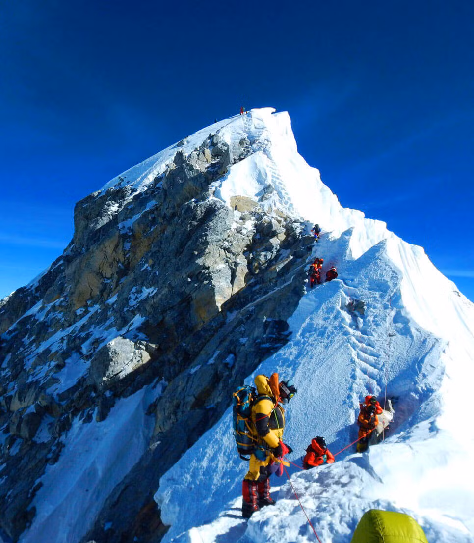 Đỉnh Everest cao 8.848m là một trong nhiều đỉnh núi cao trên thế giới mà hàng triệu người leo núi muốn chinh phục. Tuy nhiên, không ít người leo núi đã bỏ mạng trên đường chinh phục đỉnh Everest trong những năm qua.