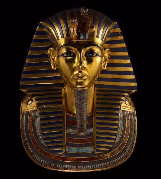 Theo các chuyên gia, mặt nạ của pharaoh Tutankhamun nổi tiếng Ai Cập được chế tác từ vàng nguyên khối. Hiện vật này nặng hơn 10 kg và có chiều cao 54 cm.
