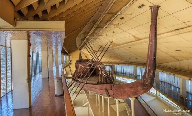 Pharaoh Khufu là vị vua thuộc Vương triều thứ Tư của Ai Cập, trị vì trong thời kỳ hoàng kim của Cổ Vương quốc. Theo các chuyên gia, chiếc thuyền năng lượng mặt trời được chôn trong các hố bên cạnh những buồng chôn cất hoàng gia Ai Cập vì người xưa tin rằng chúng sẽ chở người đã khuất sang thế giới bên kia.