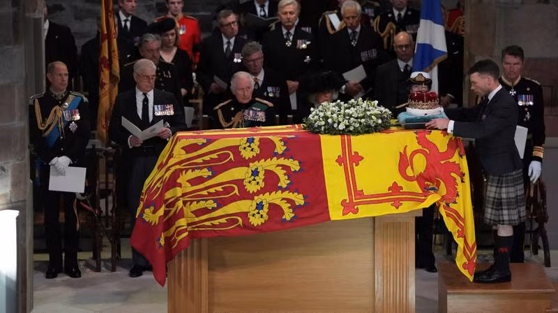 Công ty đóng quan tài cho Nữ hoàng Elizabeth II là Henry Smith. Tuy nhiên, hãng đã đóng cửa vào năm 2005 và được hãng T Cribb &amp; Sons, ở Beckton, phía đông London tiếp quản sau đó. Henry Smith cũng là nơi đóng quan tài cho cố Hoàng thân Philip cũng như một số người nổi tiếng khác như: Diana Dors, Freddie Mercury và Jimi Hendrix.
