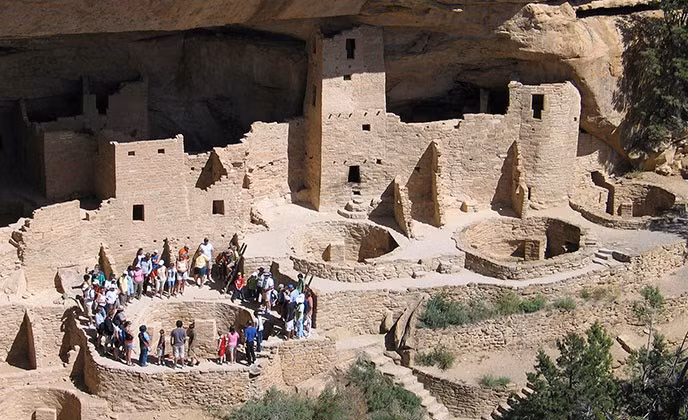 Theo các chuyên gia, Cliff Palace có 4 tầng, 150 phòng, 23 kiva. Công trình đồ sộ này do người Pueblo cổ đại (tổ tiên của người bản địa ở Tây Nam nước Mỹ) xây dựng. Người Pueblo bắt đầu xây dựng nhà ở trong các vách đá vào khoảng giữa những năm 1100. Họ tạo ra "kỳ quan" đồ sộ này từ những khối đá đẽo gọt bằng tay. Không chỉ là nhà ở, Cliff Palace còn là một địa điểm văn hóa xã hội, hành chính với việc tổ chức các nghi lễ thường xuyên.