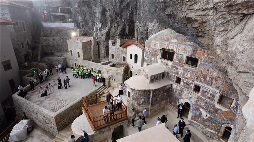 Bên trong tu viện Sumela có 72 căn phòng bao gồm: nhà thờ đá, các nhà nguyện, bếp, phòng học, phòng tiếp khách, một thư viện lớn... Phần trung tâm của tu viện được đào sâu vào lòng núi và có thêm phần hậu cung xây bằng gạch. Nhiều bức tranh tường mang chủ đề tôn giáo thu hút du khách khi ghé thăm tu viện.