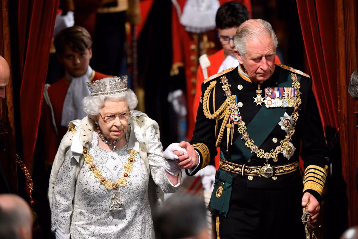 Vua Charles III trở thành tân vương nước Anh sau khi Nữ hoàng Elizabeth II băng hà vào ngày 8/9/2022. Nghi thức tấn phong đã được cử hành ngày 10/9 nhằm bố cáo việc lên ngôi của Vua Charles III.