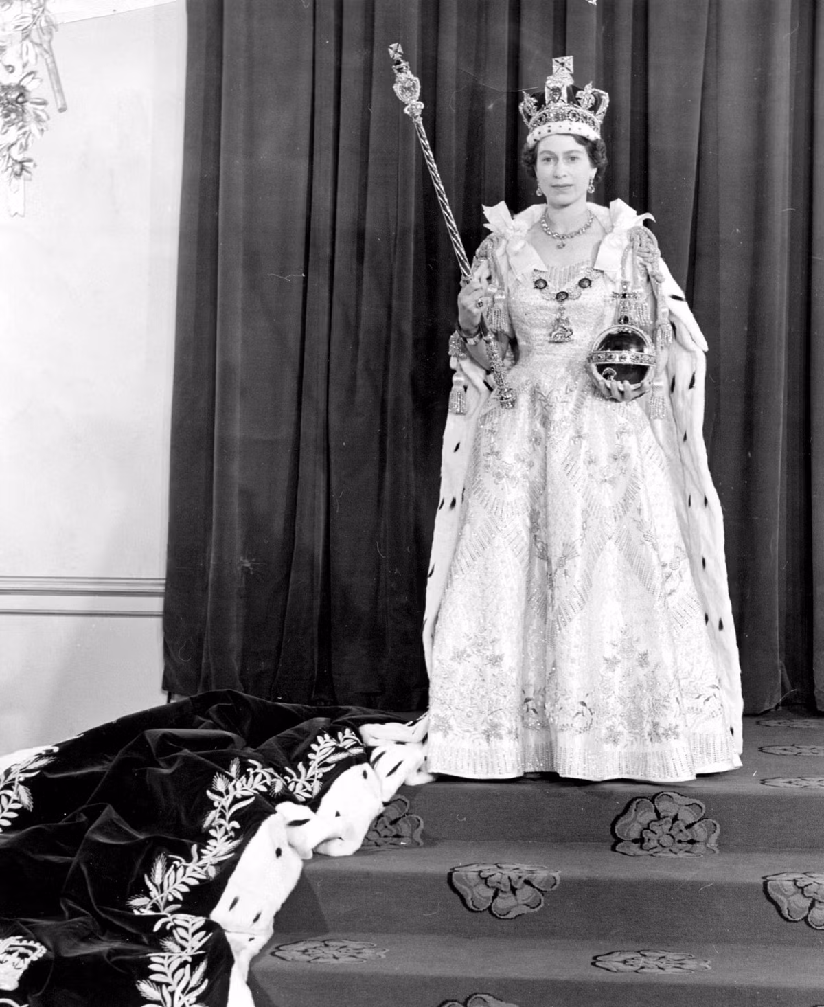 Đến năm 1910, Vua George V đã thêm vào vương trượng viên kim cương Cullinan I 530,2 carat, được cắt từ viên Cullinan 3.106 carat khai quật ở Nam Phi vào năm 1905. Thêm nữa, Vua Charles III còn được trao 2 chiếc vòng tay bằng vàng tượng trưng cho sợi dây gắn bó giữa quốc vương với người dân.
