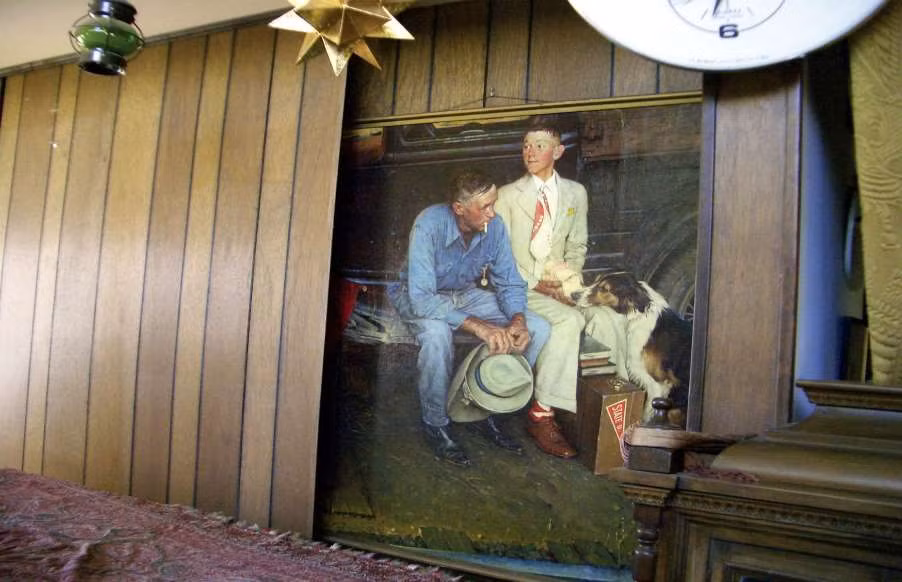 Một bức tranh của nghệ sĩ Norman Rockwell đã được con trai của họa sĩ vẽ tranh biếm họa Don Trachte Jr phát hiện ra nằm bên dưới một bức tường khi đang sửa sang lại căn nhà của cha. Về sau, kho báu này được bán với giá 15,4 triệu USD.