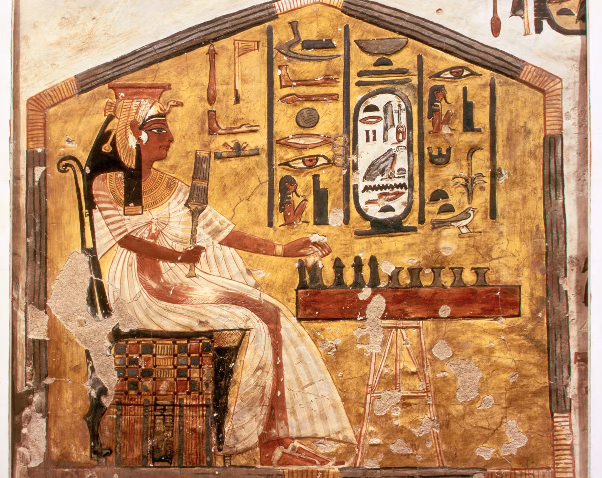 Trong khi xác ướp của nhiều pharaoh Ai Cập đã được phát hiện thì lăng mộ của nữ hoàng Nefertiti mãi chưa được tìm thấy. Do đó, thông tin mà ông Hawass thông báo khiến giới khảo cổ xôn xao.