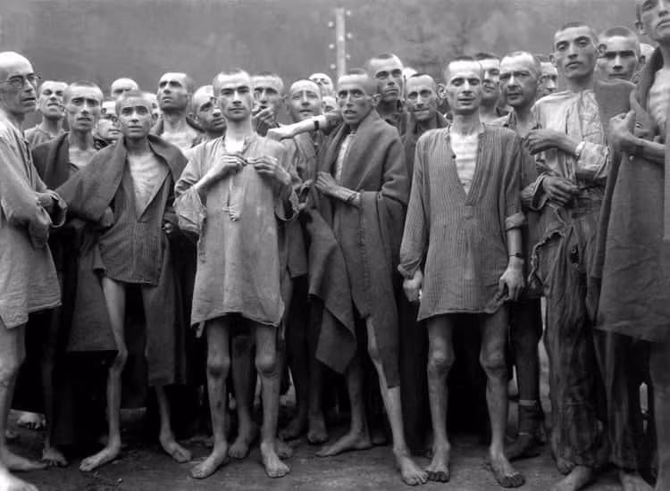 Hàng ngàn tù nhân trong trại tập trung ở Ebensee, gần Mauthausen, Áo vào thời điểm được trả tự do. Trong suốt nhiều năm tháng ở trại tập trung, họ bị phát xít Đức tra tấn, hành hạ cả về thể xác lẫn tinh thần khiến cơ thể gầy gò, ốm yếu và mắc một số bệnh tật.