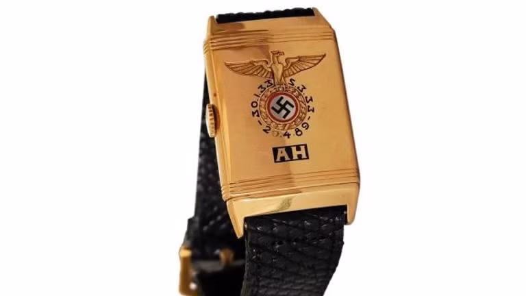 Theo giới thiệu của Alexander Historical Auctions, chiếc đồng hồ bằng vàng này có thể là món quà sinh nhật mà Hitler được tặng vào năm 1933.