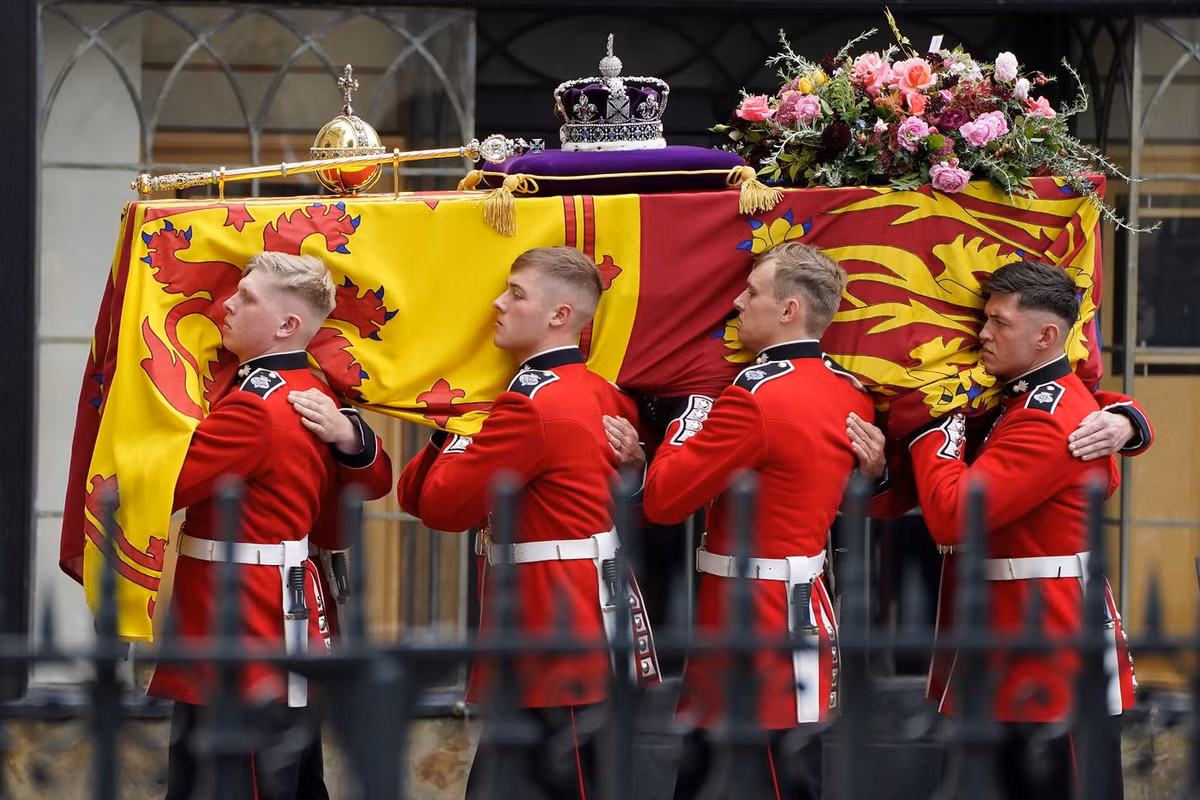 Đội bảo vệ danh dự gồm 3 sĩ quan và 53 người lính đứng đợi linh cữu Nữ hoàng Elizabeth II ở Quảng trường Quốc hội.