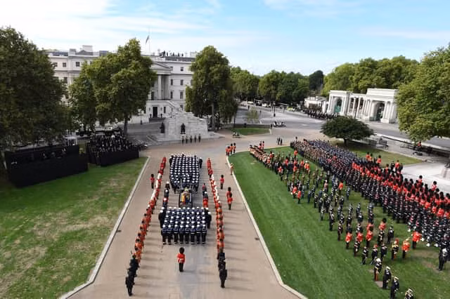 Giới chức London dựng 36 km rào chắn ở trung tâm thủ đô London để kiểm soát đám đông và giữ an ninh cho các khu vực quan trọng xung quanh tòa nhà Quốc hội, Tu viện Westminster và cung điện Buckingham trong ngày 19/9.