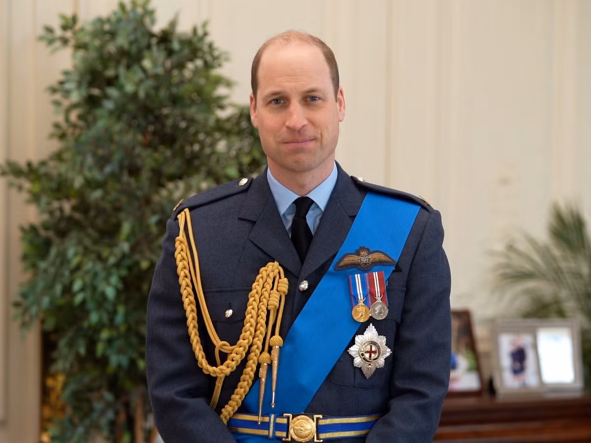 Đứng đầu danh sách người kế vị ngai vàng tương lai của Vua Charles III là Hoàng tử William. Ông là con trai cả của Vua Charles III với vợ cũ - Công nương Diana và là cháu nội của Nữ hoàng Elizabeth II.