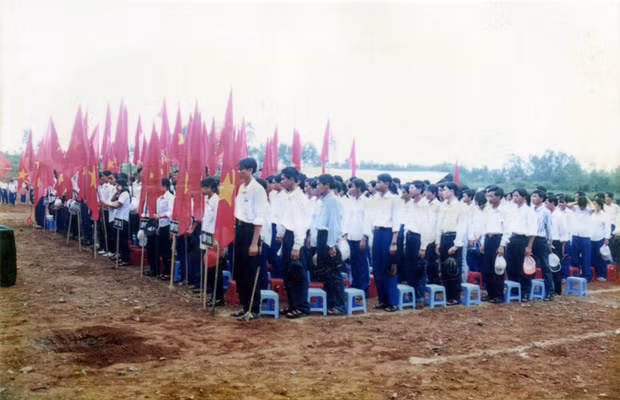 Lễ khai giảng năm học 2000-2001 của Trường THPT Nguyễn Du, Quảng Trị.
