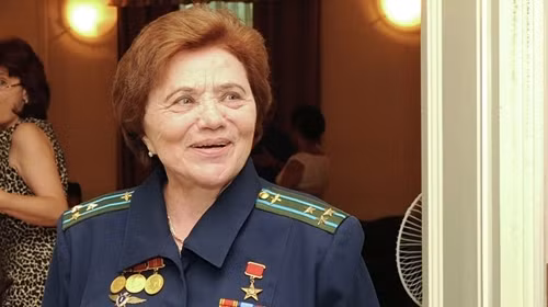 Một trong những nữ phi công huyền thoại nổi tiếng nhất Liên Xô là Marina Popovich. Sinh năm 1937 tại vùng Smolensk, bà Popovich viết một lá thư cho Bộ trưởng Quốc phòng Liên Xô Voroshilov khi 16 tuổi.