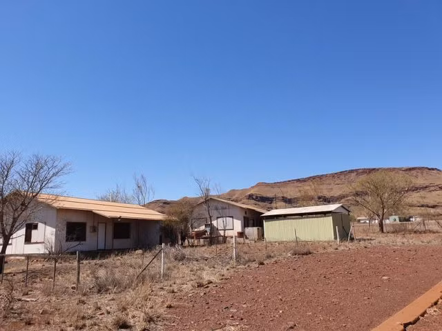 Thị trấn Wittenoom ở vùng Pilbara, Australia là một trong những địa điểm chết chóc rùng rợn khét tiếng thế giới. Nguyên do là bởi hơn 2.000 người đã chết tại Wittenoom do hoạt động khai thác khoáng sản.