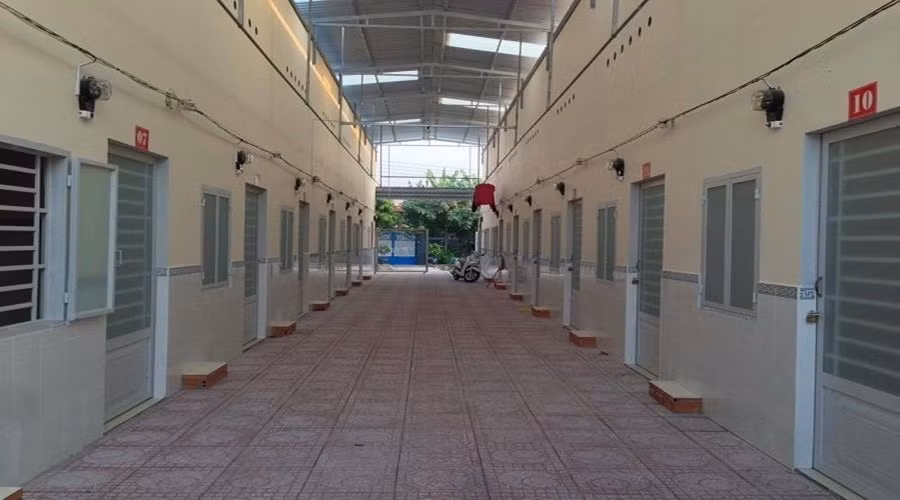 Từ tờ giấy phô tô chứng minh nhân dân mang tên Vũ Kim Trọng, công an xác minh Trọng có quan hệ chơi bời với Vũ Kim Mạnh (1990); Nguyễn Quang Tùng (1987); Phạm Văn Thái (1990); Lê Đăng Nên (1995) đều ở thôn Hòa Loan (xã Nhân Quyền, huyện Bình Giang). Nên khai, cách đây một tháng, Nên cùng với Mạnh, Trọng thuê trọ tại thị xã Chí Linh (Hải Dương) để đi đánh bạc. Nên cũng xác định chiếc áo trên là của Vũ Kim Mạnh. Công an đã bắt giữ được Vũ Kim Mạnh tại thị xã Chí Linh vào chiều 23/1/2014. (Ảnh minh họa, nguồn internet) 