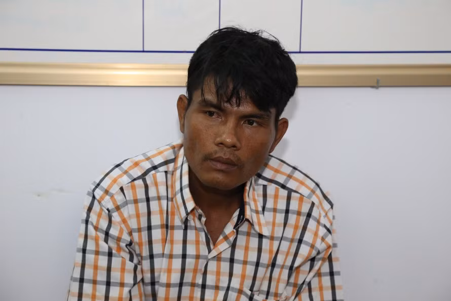 Nhưng Thạch Đen là người ở ấp Phú Thành A (xã Phú Tâm, huyện Châu Thành) lại không nằm trong tầm kiểm soát của công an địa phương. Vì vậy, các trinh sát phối hợp với Công an huyện Châu Thành và Công an xã Phú Tâm kiểm tra mọi động thái của Thạch Đen và phát hiện thời điểm sau khi xảy ra án mạng, người này không có mặt ở địa phương.