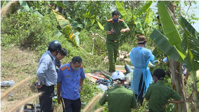 Đặc biệt trên người nạn nhân chỉ vỏn vẹn chiếc quần lót màu trắng. Kết quả mổ tử thi cho thấy nạn nhân bị đánh vào vùng đầu gây nứt sọ, trên cổ có vết cắt nhẹ từ trước ra sau, 2 tay bị trói ra sau bởi sợi dây cột giầy, trên mặt có quấn vài vòng băng keo trong che kín mũi và miệng, phổi có vết bầm, nghi bị ngạt cơ học. Nạn nhân chết khoảng 4-5 ngày. Không có dấu vết, giấy tờ gì về tung tích nạn nhân, CQĐT nhận định hiện trường không phải là nơi gây án mà hung thu đã đem xác từ nơi khác đến đây để phi tang. (Ảnh minh họa, nguồn internet) 