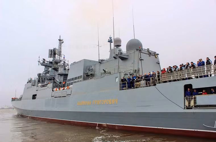 Cận cảnh siêu hạm Project 11356 Đô đốc Grigorovich của hải quân Nga. Tàu được thiết kế tối ưu cho khả năng tàng hình trên biển, dài 124,8m, rộng 15,2m, mớn nước 4,2m, thủy thủ đoàn 190-220 người.