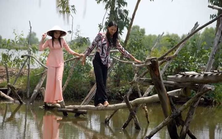  Cầu khỉ, Việt Nam - Cầu khỉ là điều vô cùng quen thuộc trong đời sống thường ngày của người dân Việt Nam ở khu vực Đồng bằng Sông Cửu Long. Cầu khỉ được làm bằng những thân tre xếp nối tiếp và có vẻ như “chỉ có một con khỉ mới đi qua được”. Bạn có thể thấy người dân địa phương băng qua cầu khỉ vô cùng dễ dàng, nhưng với du khách thì đây chắc chắn là một thách thức.