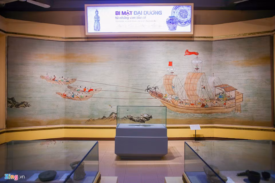 Tranh cuốn “Châu Ấn thuyền Giao Chỉ độ hàng” được vẽ vào thời Edo, thế kỷ 17-18, miêu tả cảnh Châu Ấn thuyền từ Nagasaki (Nhật Bản) vượt biển sang buôn bán với Đàng Trong (miền Trung Việt Nam ngày nay), hiện được lưu giữ tại Bảo tàng quốc gia Kyushu, Nhật Bản.