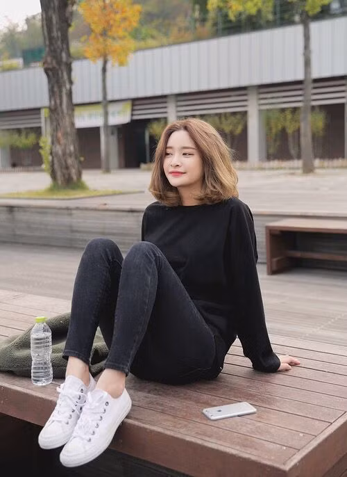 Tuổi Thìn: Màu Xanh lam, Đỏ hoặc Đen là ba gam màu sắc may mắn trong năm 2019 của người tuổi Thìn mà nếu sử dụng vào ngày mùng 1 thì có thể giúp bản mệnh sớm gặp được quý nhân dẫn đường chỉ lối, từ đó vượt qua được những khó khăn, thách thức và chiến thắng được bản thân mình, gặt hái được nhiều “trái ngọt” trong năm nay.