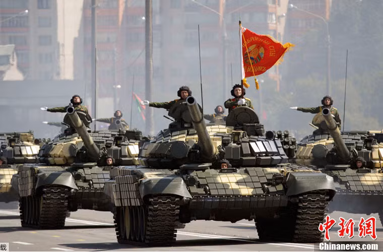 Loại xe tăng T-72 gặp vụ tai nạn hi hữu thuộc phiên bản T-72B – nước này hiện có khoảng 500 chiếc loại này, chủ yếu được chia sau khi Liên bang Xô Viết sụp đổ. Ngoài ra, lực lượng tăng thiết giáp còn có chừng 50 chiếc T-80 hiện đại hơn. Nguồn ảnh: Xinhua