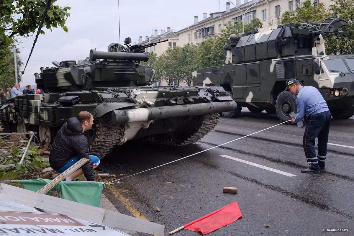 Theo hãng thông tấn Sputnik Belarus, chiếc xe tăng T-72 chạy chệch hướng trong quá trình di chuyển theo đoàn xe thiết bị quân sự đến địa điểm sẽ diễn ra tổng diễn tập buổi diễu hành ngoài đường phố, ngay sau đó nó đâm vào cột điện và cây ven vệ đường. Nguồn ảnh: auto.onliner.by