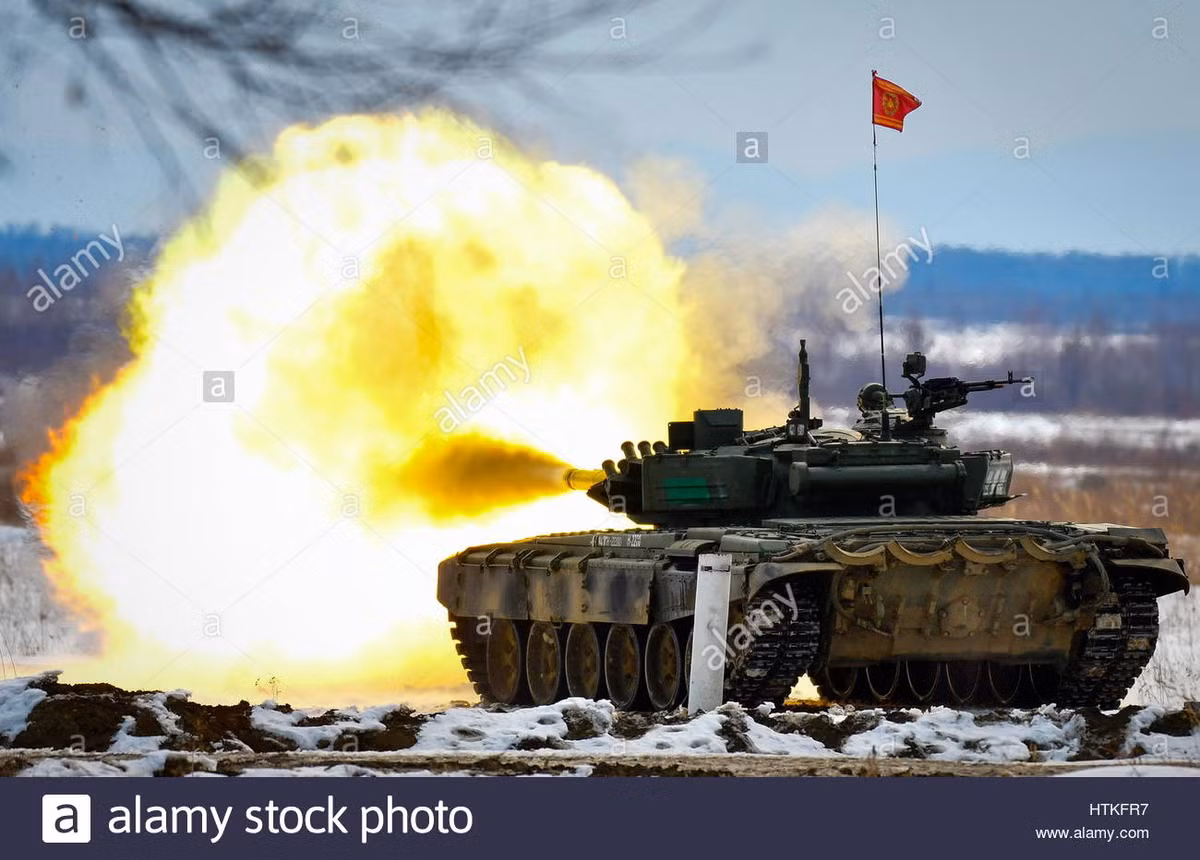  Xe tăng T-72B (Object 184) là phiên bản hiện đại hóa của dòng tăng T-72, được ra mắt năm 1985 với giáp composite dày hơn, trang bị giáp phản ứng nổ Kontakt-5. Hỏa lực trang bị tích hợp pháo chính 2A46M kiểu mới, có khả năng bắn tên lửa chống tăng Svir qua nòng cùng hệ thống điều khiển hỏa lực tốt hơn. Nguồn ảnh: alamy