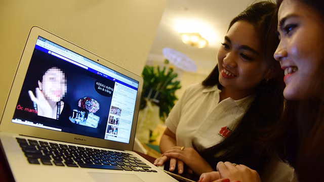 Theo dõi một người nổi tiếng phát livestream trên Facebook - Ảnh: QUANG ĐỊNH