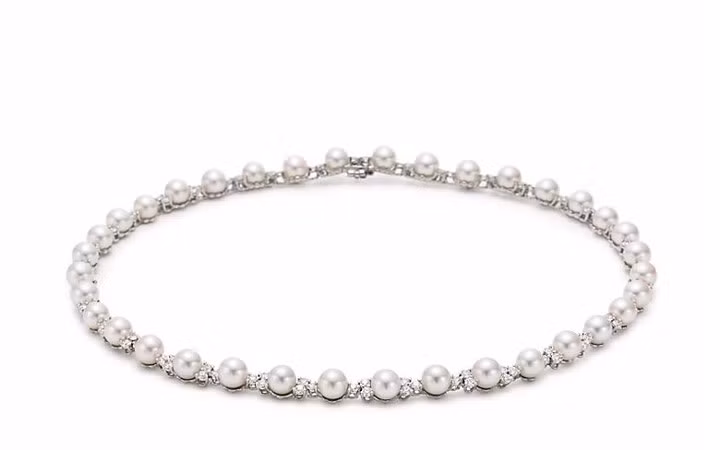 Chiếc vòng ngọc trai kết kim cương của Tiffany giá 20.020 bảng Anh cũng là món quà nhiều người ao ước.