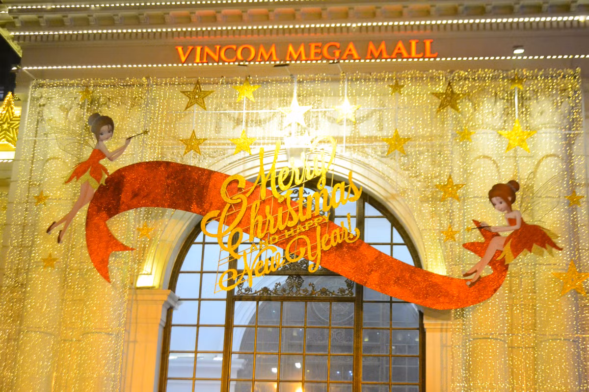 Royal City (Nguyễn Trãi, Hà Nội) nổi bật trong trời đêm...