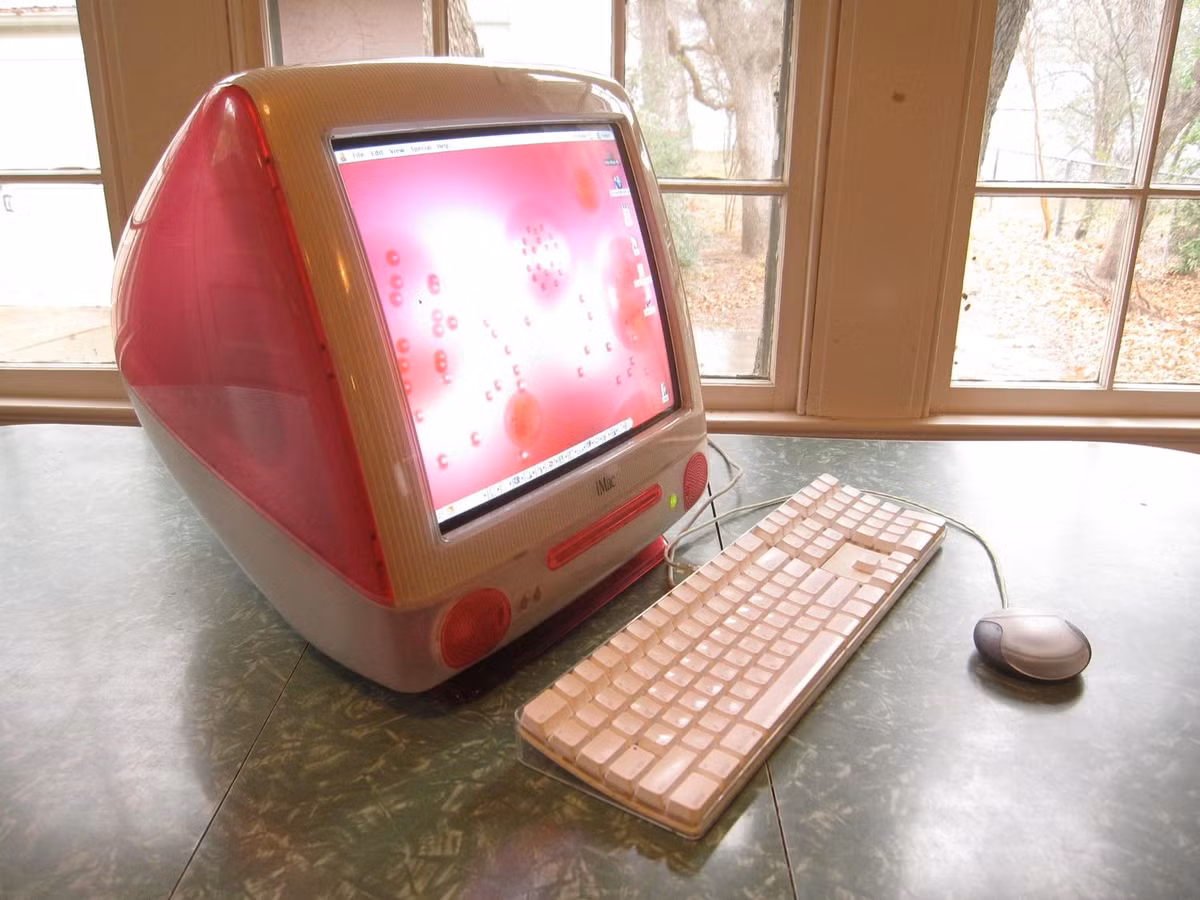 Chỉ trong 5 tháng đầu tiên, Apple bán được 800.000 chiếc iMac G3, giúp công ty thoát khỏi khủng hoảng tài chính. (Ảnh: IMac G3 Encyclopedia Wiki - Fandom)