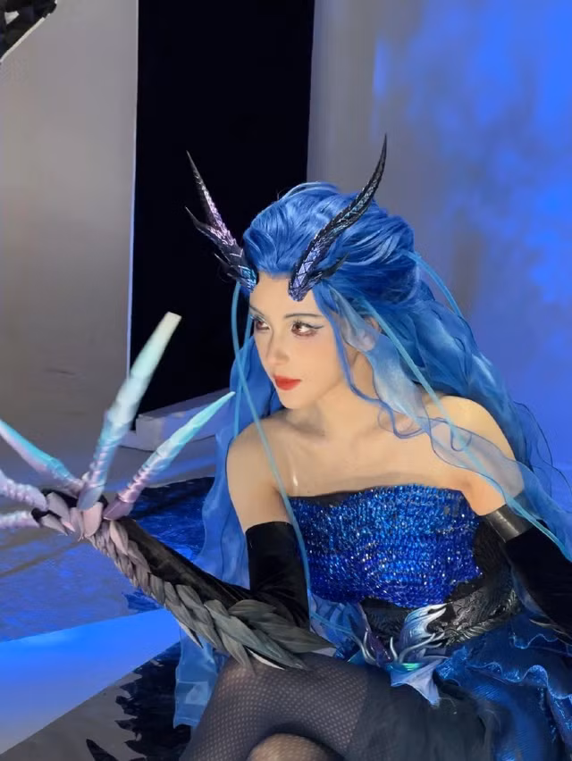 Rita chia sẻ bộ ảnh cosplay trên Weibo, thu hút sự quan tâm lớn từ fan hâm mộ LMHT. (Ảnh: gamek)