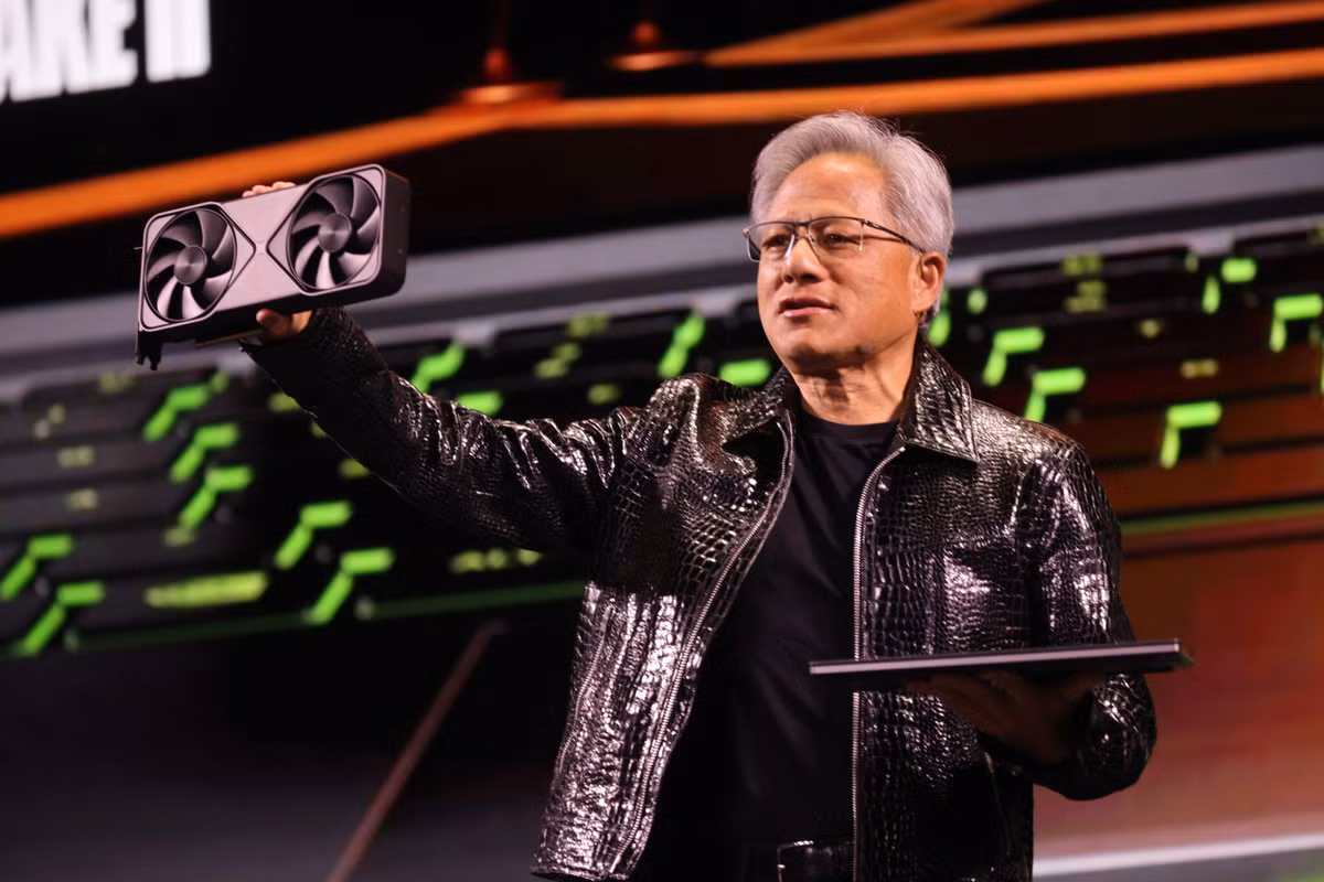 Tại CES 2025 (áo 8.990 USD), cổ phiếu Nvidia ở mức 149.43 USD; còn tại GTC 2025 (áo 6.990 USD), cổ phiếu giảm 23% còn 115.43 USD.(Ảnh: NVIDIA Blog)