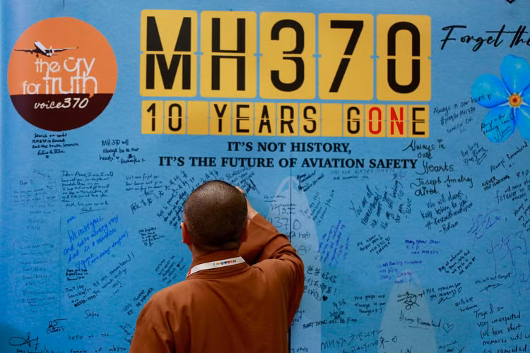 Dù đã hơn một thập kỷ trôi qua, sự biến mất của chuyến bay MH370 vẫn là một trong những bí ẩn lớn nhất của ngành hàng không. Cuộc tìm kiếm và điều tra vẫn tiếp tục, với hy vọng một ngày nào đó sẽ giải mã được số phận của chiếc máy bay và mang lại câu trả lời cho những người đã mất đi người thân yêu của mình. (Ảnh:CNN)