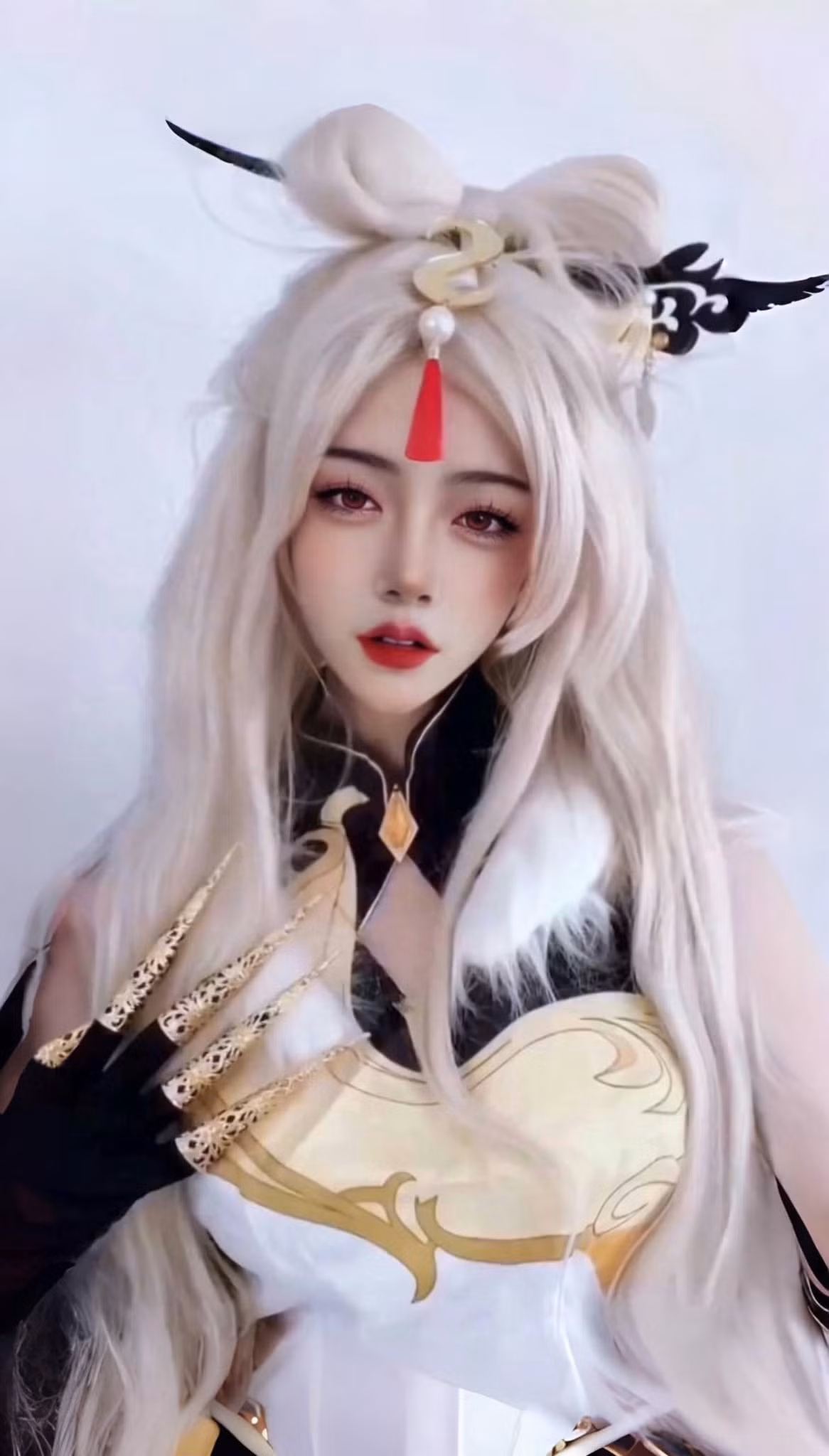 Cô trở thành biểu tượng cho xu hướng cosplay đậm chất nghệ thuật và sáng tạo, đặc biệt với những ai yêu thích phong cách siêu thực. (Ảnh: FBNV)