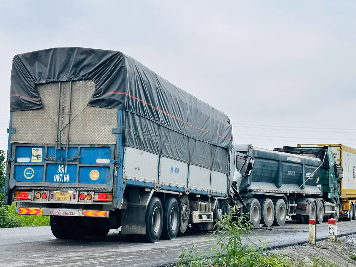 Hà Tĩnh: Xe tải đâm vào đuôi xe đầu kéo, 2 người thương vong Ha Tinh: Xe tai dam vao duoi xe dau keo, 2 nguoi thuong vong